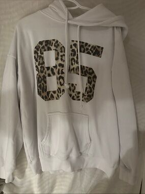 Ardene White Hoodie with Leopard '85' Graphic